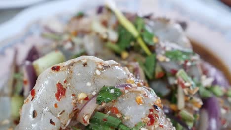 ensalada de camarón crudo picante al estilo tailandés, de cerca