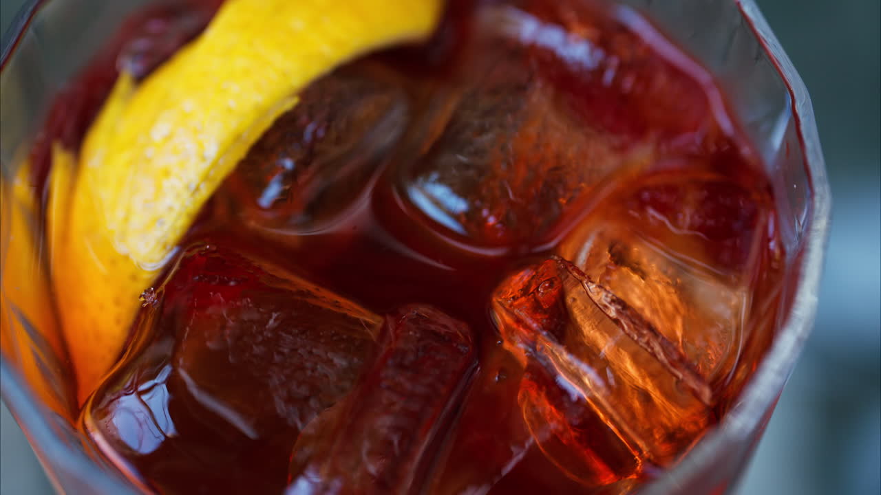 Primo piano di un cocktail Negroni su un tavolo in una terrazza