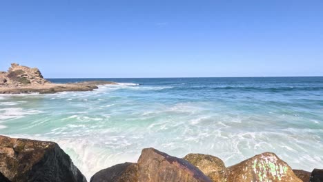 ocean waves hitting rocks at nambucca heads