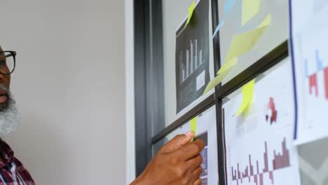 senior male executive looking at sticky notes 4k