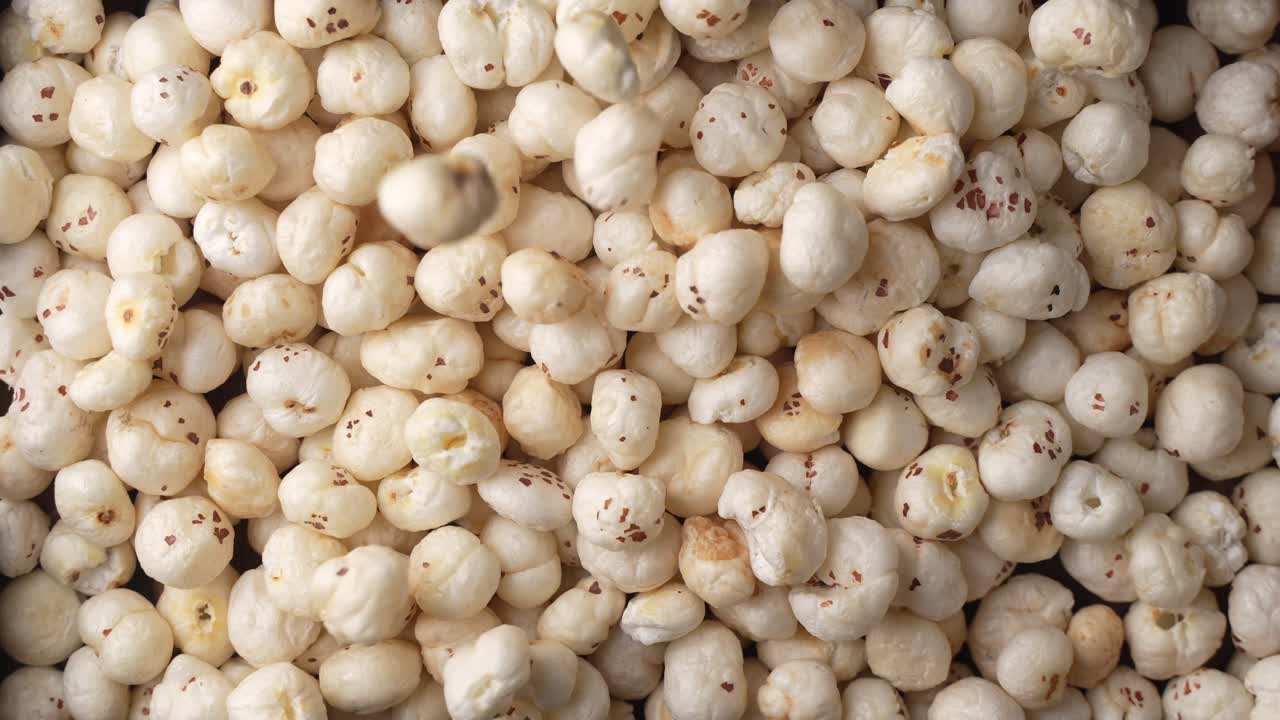 Primo piano di makhana che cade su un vassoio