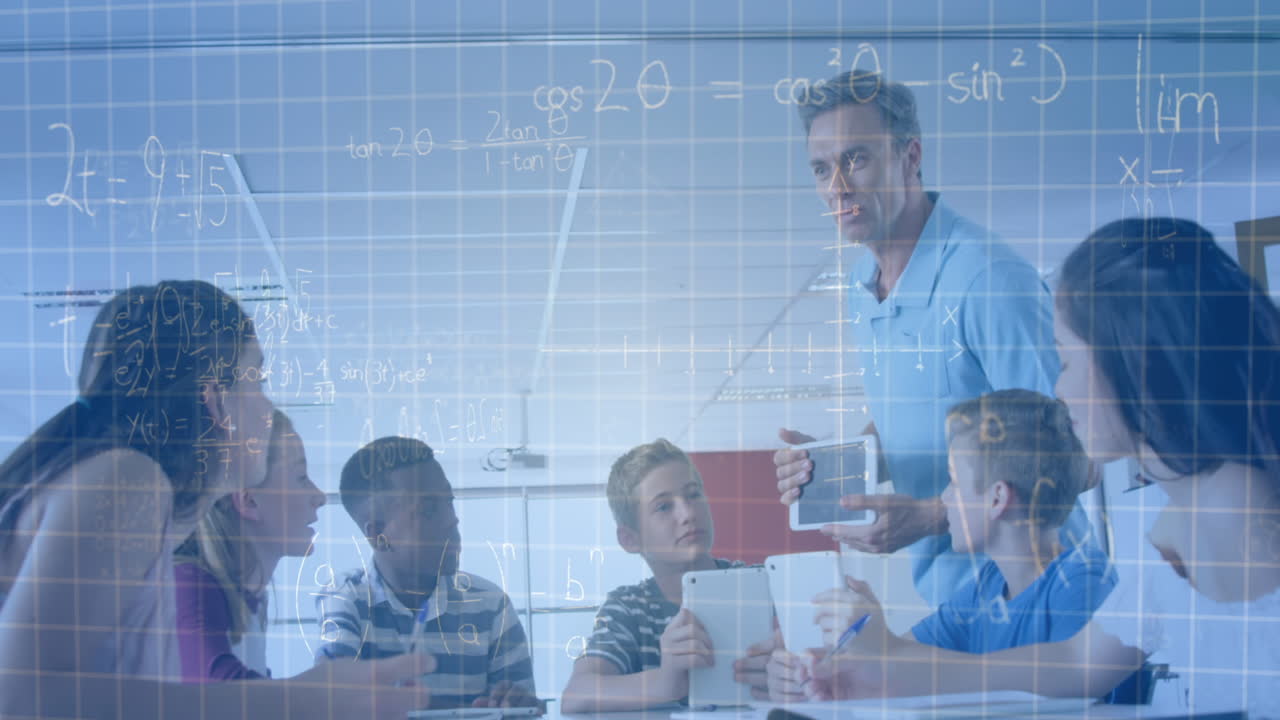 Animasjon av matematiske ligninger over mannlig lærer og skolebarn som bruker nettbrett i klasserommet