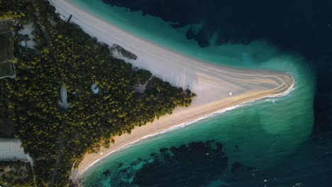 Dando-Vueltas-Al-Dron-Por-La-Playa-Del-Cuerno-Dorado-En-Croacia