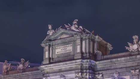 Timelapse-of-Puerta-de-Alcalá-Landmark-during-night,-Christmas-lights