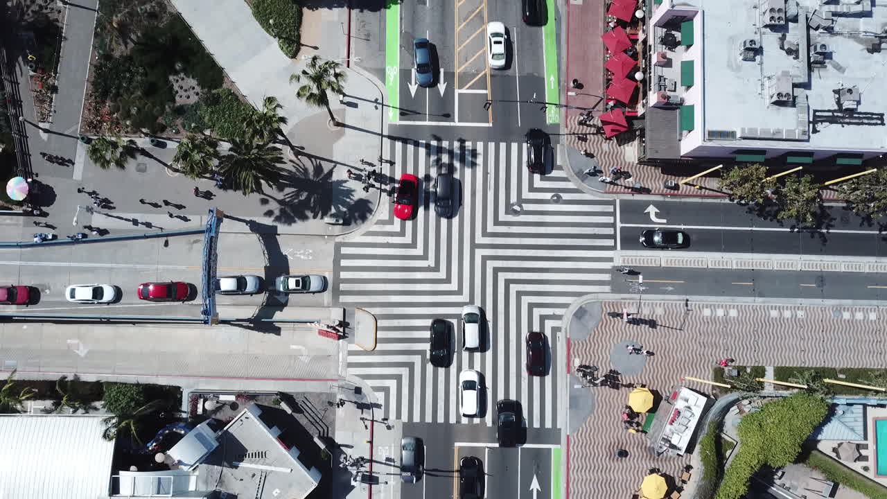 Linear pattern intersection off the beach where traffic crosses and passes eachother