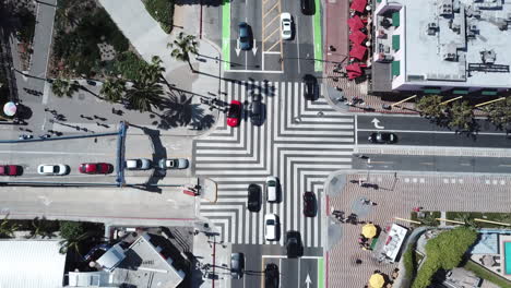 Intersección-De-Patrón-Lineal-Frente-A-La-Playa-Donde-El-Tráfico-Se-Cruza-Y-Pasa-Entre-Sí