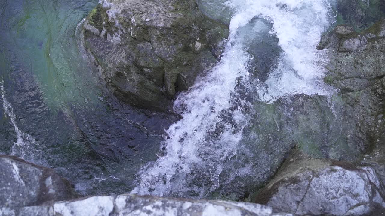 광야에서 화창한 날 동안 자연 호수에서 바위 같은 개울이 끝나고 튀는 슬로우 모션 샷