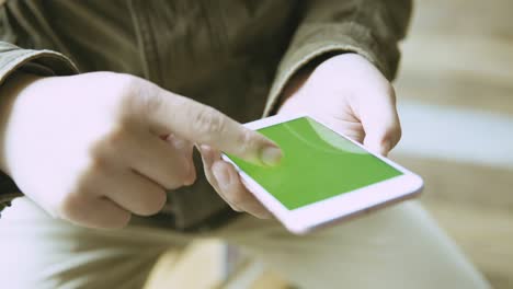 hombre toma teléfono celular con pantalla verde