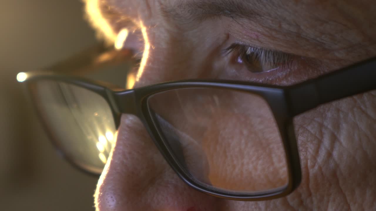 primer plano de los ojos enfocados de un hombre de negocios que usa gafas de computadora