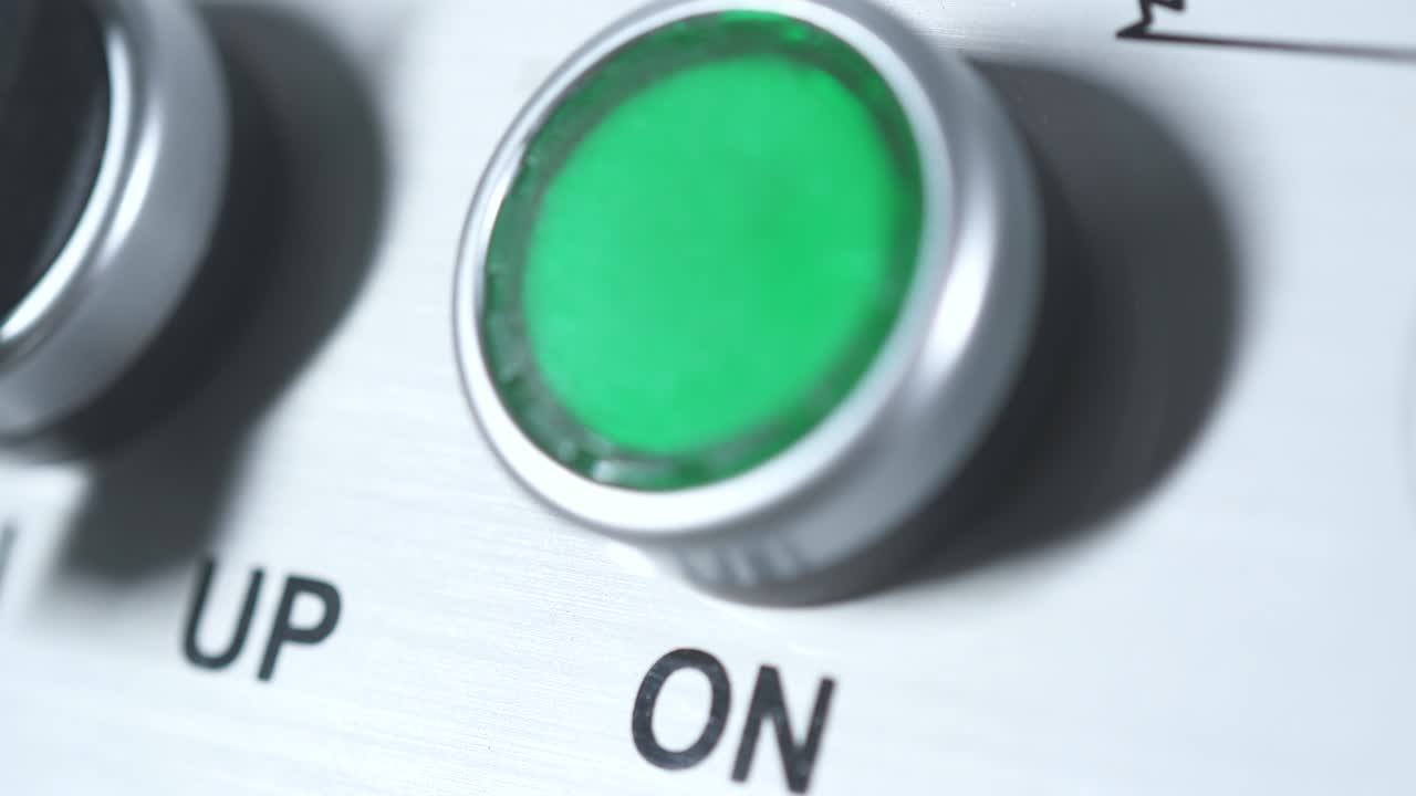 녹색 버튼: 켜기. 손가락을 누르는 버튼. 산업 공장의 엔진 전기 장비를 시작. 녹색 플라스틱 둥근 프레스 버튼을 가진 패널. 작업 시작. 켜. 전기를 켜.