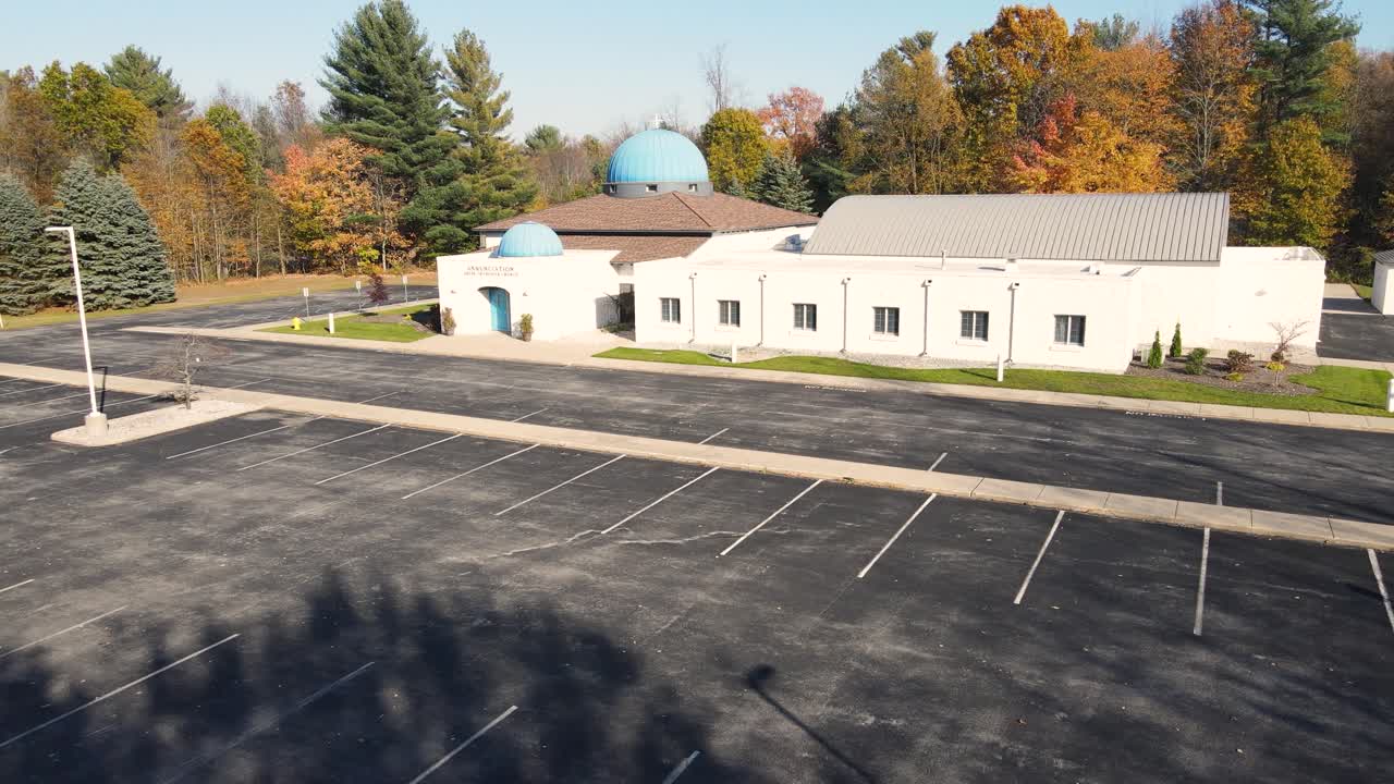 멋진 교회 위의 리버스 트랙에서 각진 공중