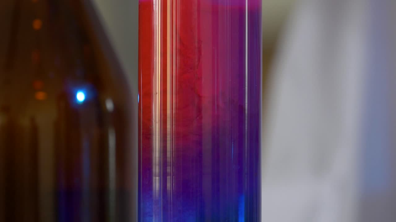 reacción química colorida en un tubo de ensayo