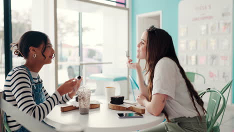 Amigos,-Mujeres-En-La-Cafetería-Y-Comiendo-Pastel.