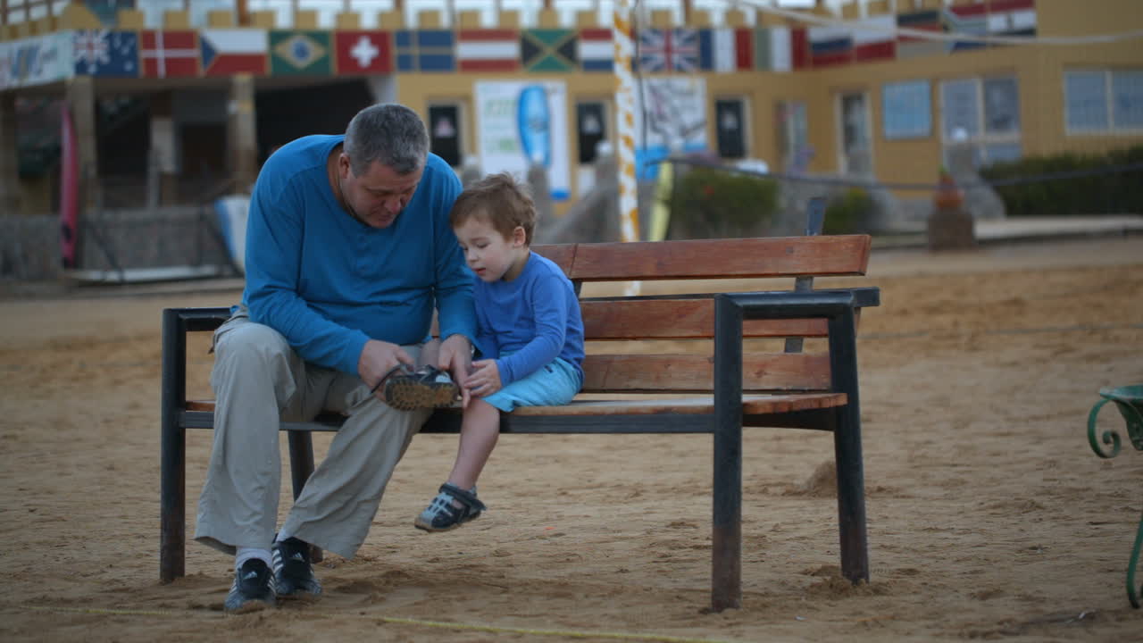 abuelo y nieto en el banco
