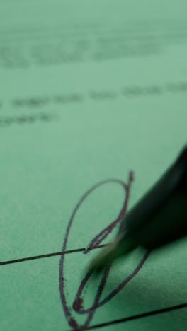 firma en un formulario verde