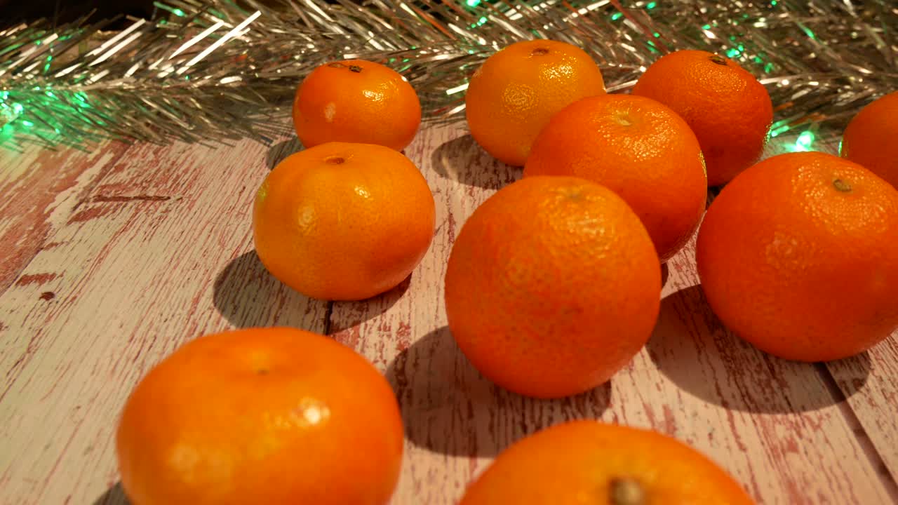 muchas mandarinas de naranja en la mesa. panorama