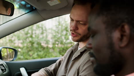 Mann-Lernt-Autofahren