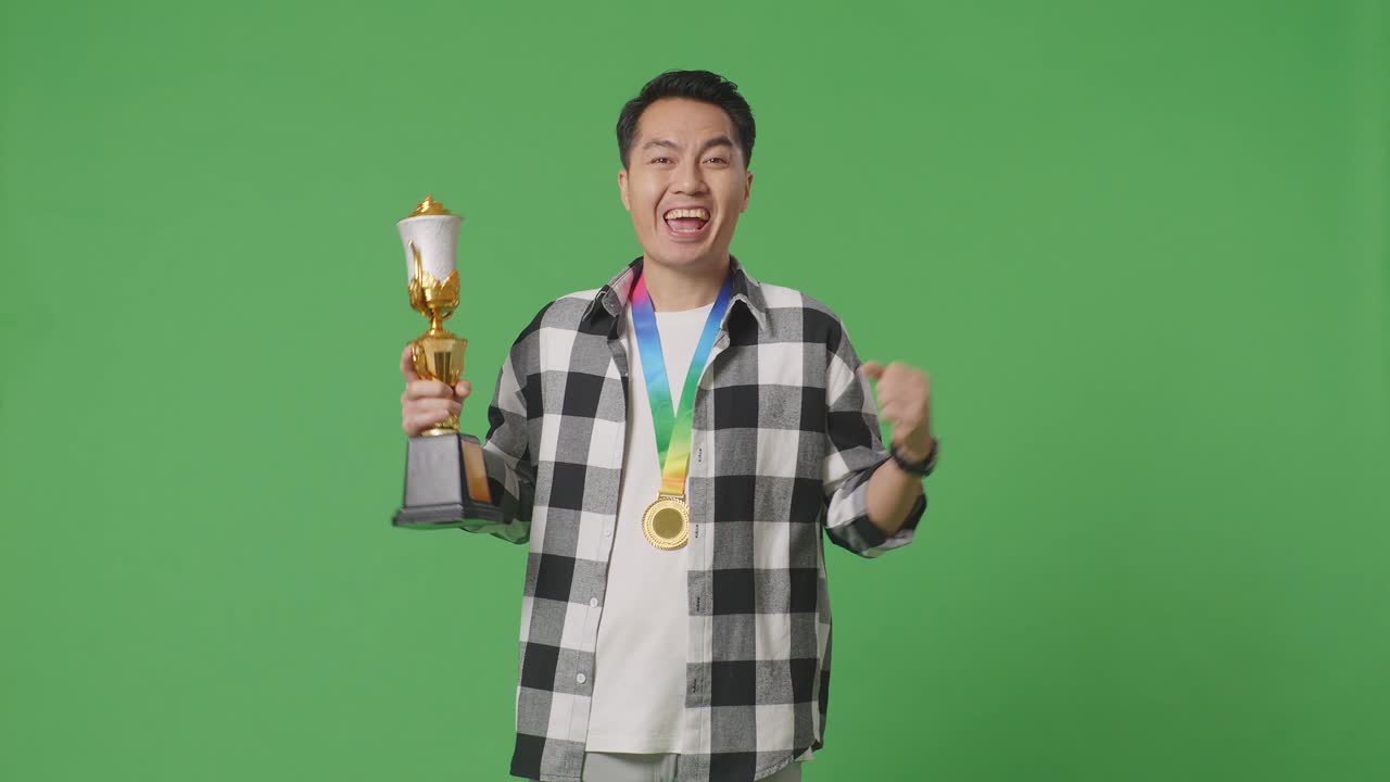 트로피와 메달로 승리를 축하하는 남자