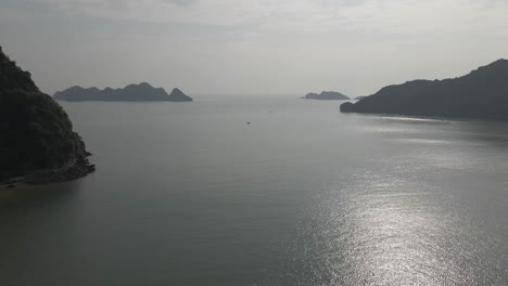 Antena-Alta-Del-Océano:-El-Sol-Plateado-Se-Refleja-En-El-Agua-Brumosa-En-La-Bahía-De-Ha-Long