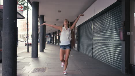 contemporánea funky mujer caucásica bailarina de calle bailando freestyle en la ciudad