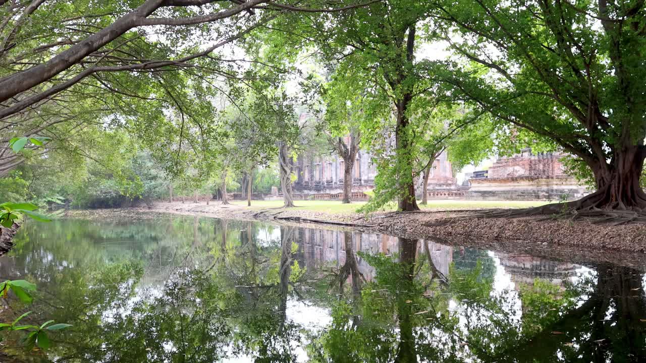 울창한 초록색과 함께 평화로운 사원 장면