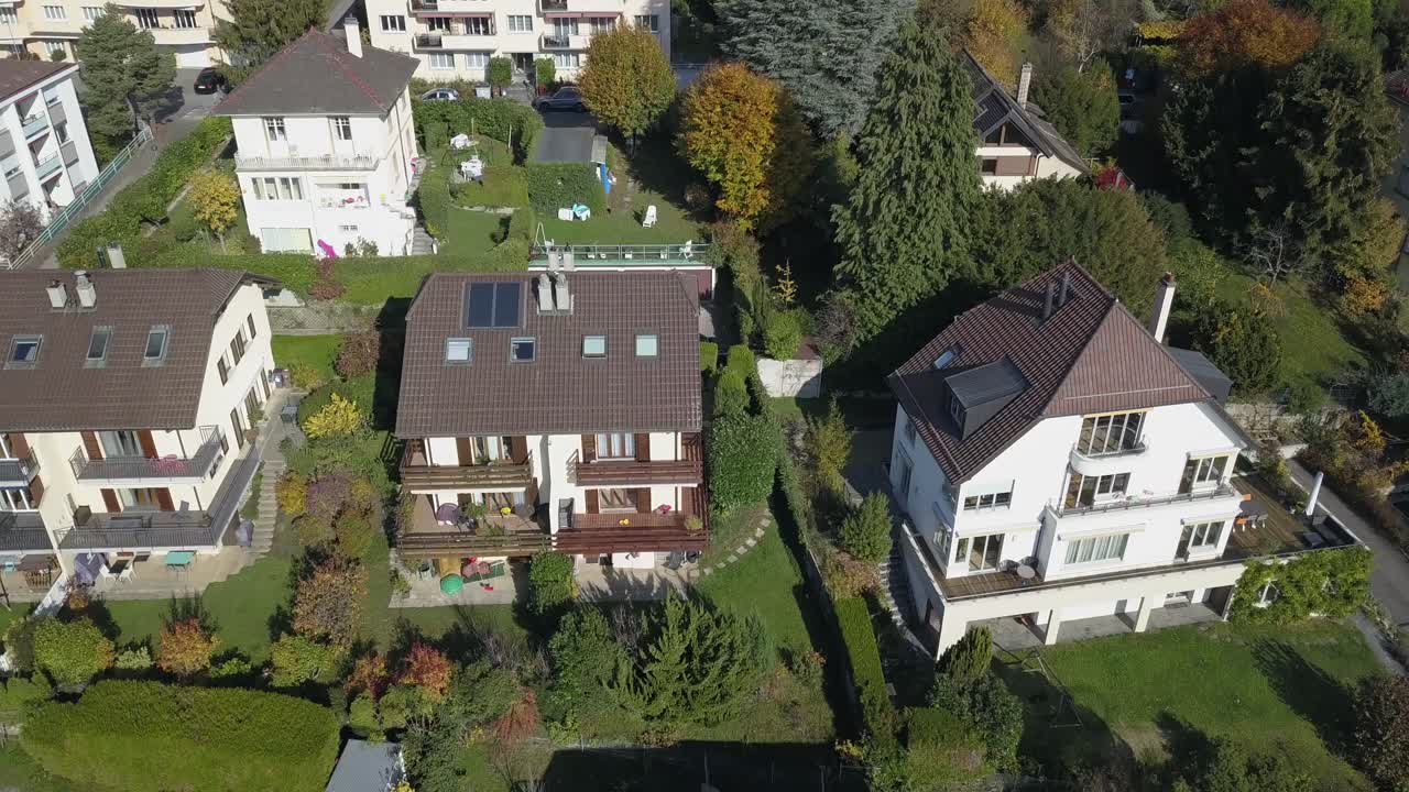 İsviçre'nin Vaud kantonunun başkenti Lozan şehrindeki bir mahallenin drone ile havadan görünümü: Evler ve ağaçlar.