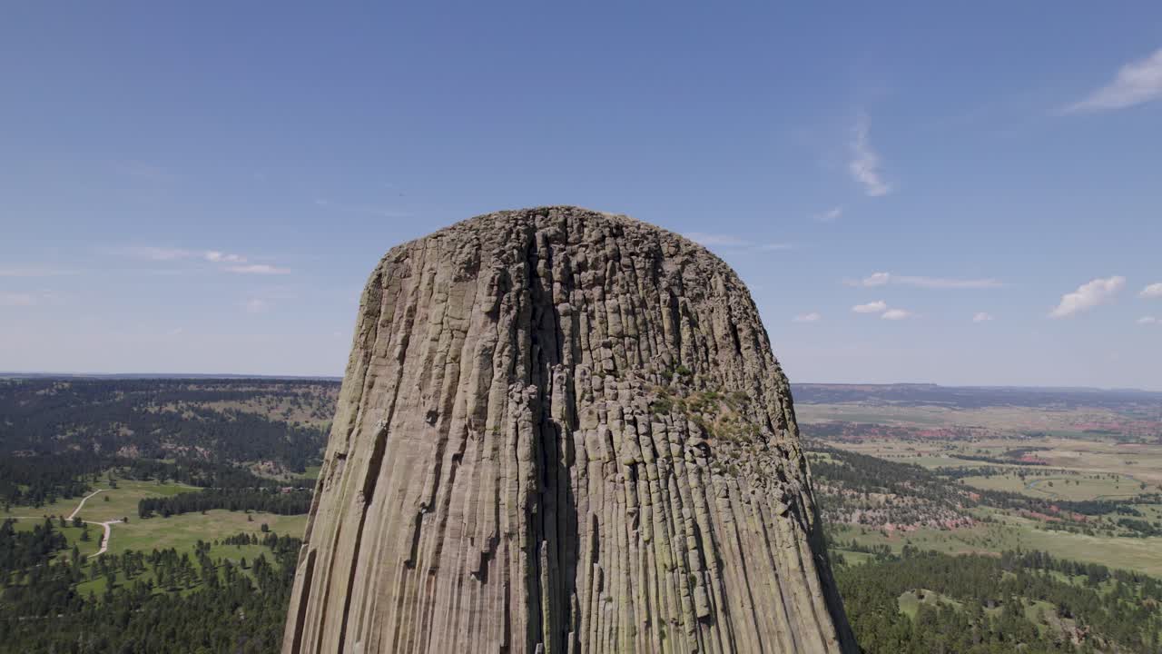 와이오밍 주 블랙 힐스 지역에 위치한 거대하고 단단하고 화산적인 타워 또는 버트의 드론  ⁇ 입니다.