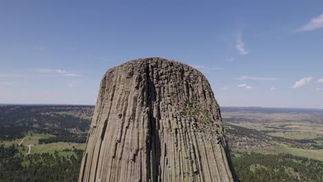 una toma de avión no tripulado de la torre del diablo, una torre masiva, monolítica, volcánica, ubicada en la región de black hills de wyoming