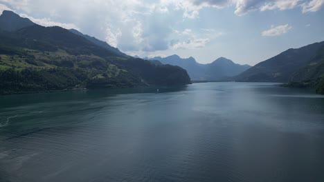 Riesiger-Wasserkörper-Des-Walensees,-Der-Seine-Großartigkeit-In-Der-Drohnenaufnahme-Zur-Schau-Stellt