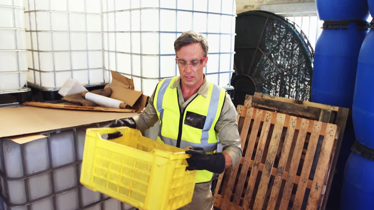 trabajador poniendo aceitunas cosechadas en la máquina