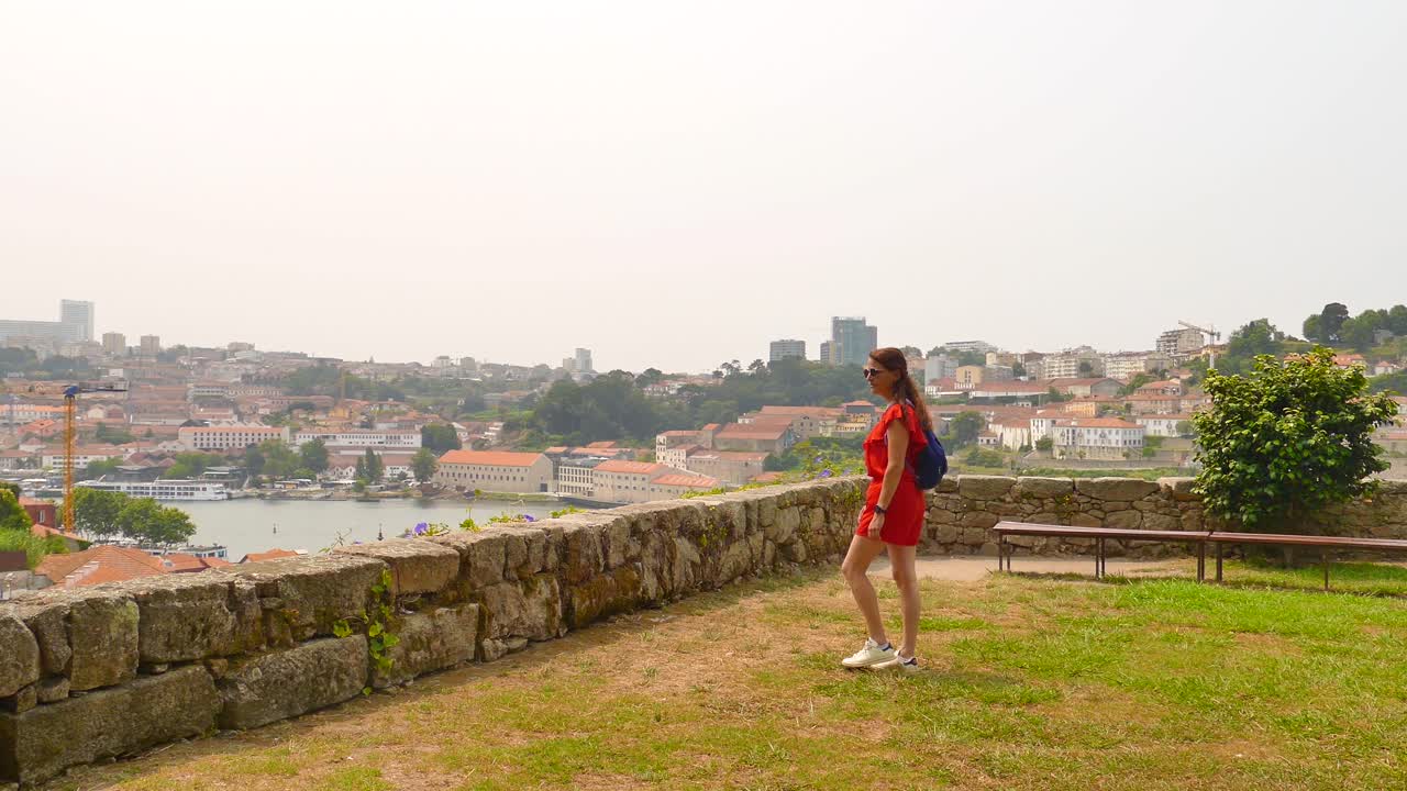 포르투갈 포르토 의 jardim das virtudes 를 걸어서 도시 를 내려다보는  ⁇ 은 드레스 를 입은 관광객 소녀