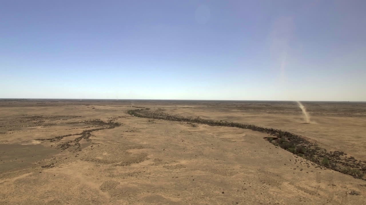 먼지 악마가 드론의 조감도를 통해 호주 아웃백을 돌고 있습니다.