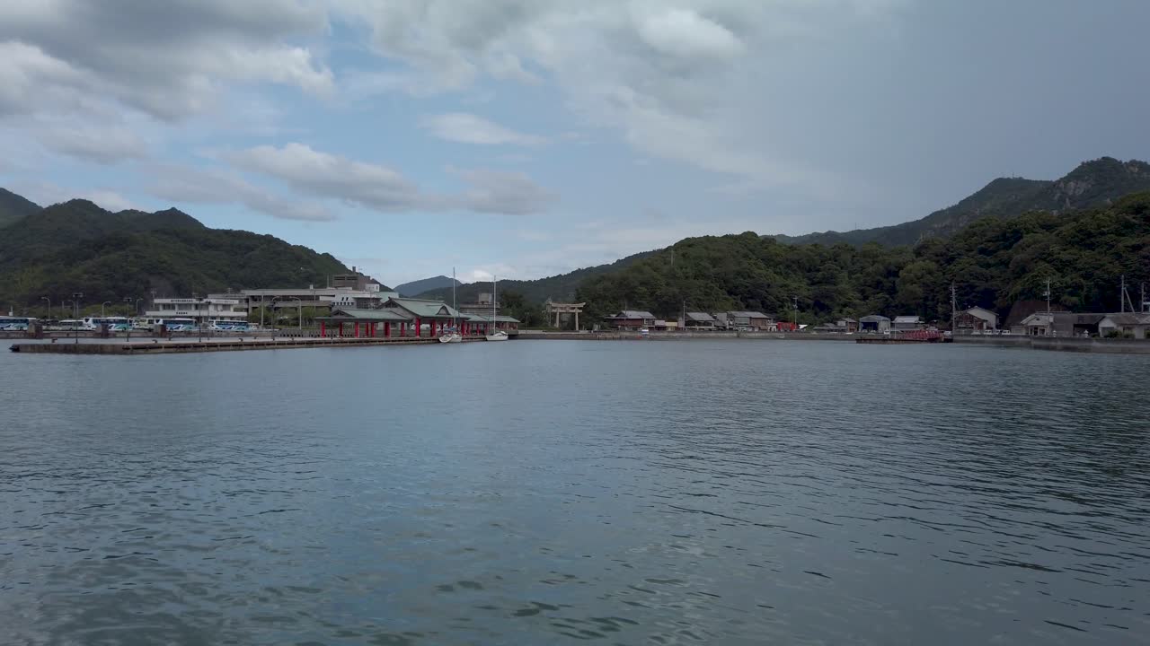 일본 시마나미 카이도 자전거 도로를 따라 오미시마에 있는 미야우라 항구