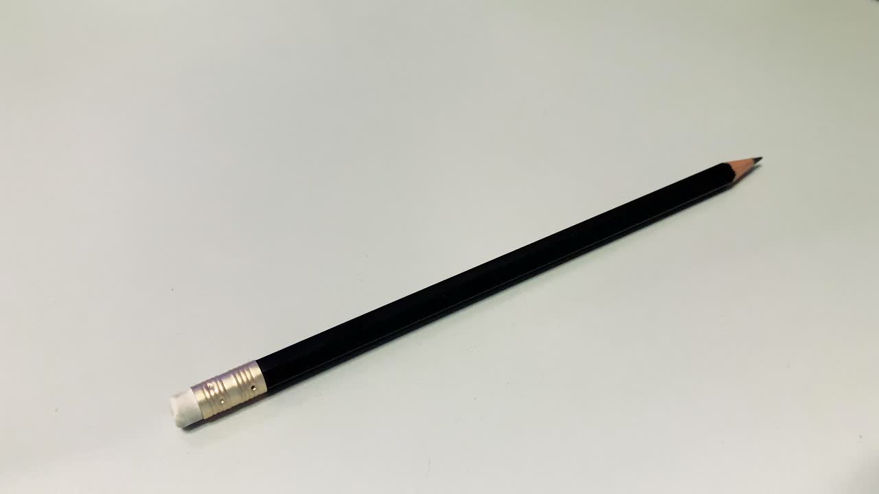 펜을 탁자 위에 놓다