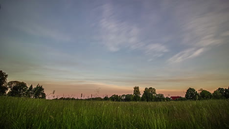 Toma-De-Tiempo-Del-Movimiento-De-La-Nube-Blanca-A-Lo-Largo-Del-Cielo-Azul-Sobre-Praderas-Verdes-Durante-La-Noche