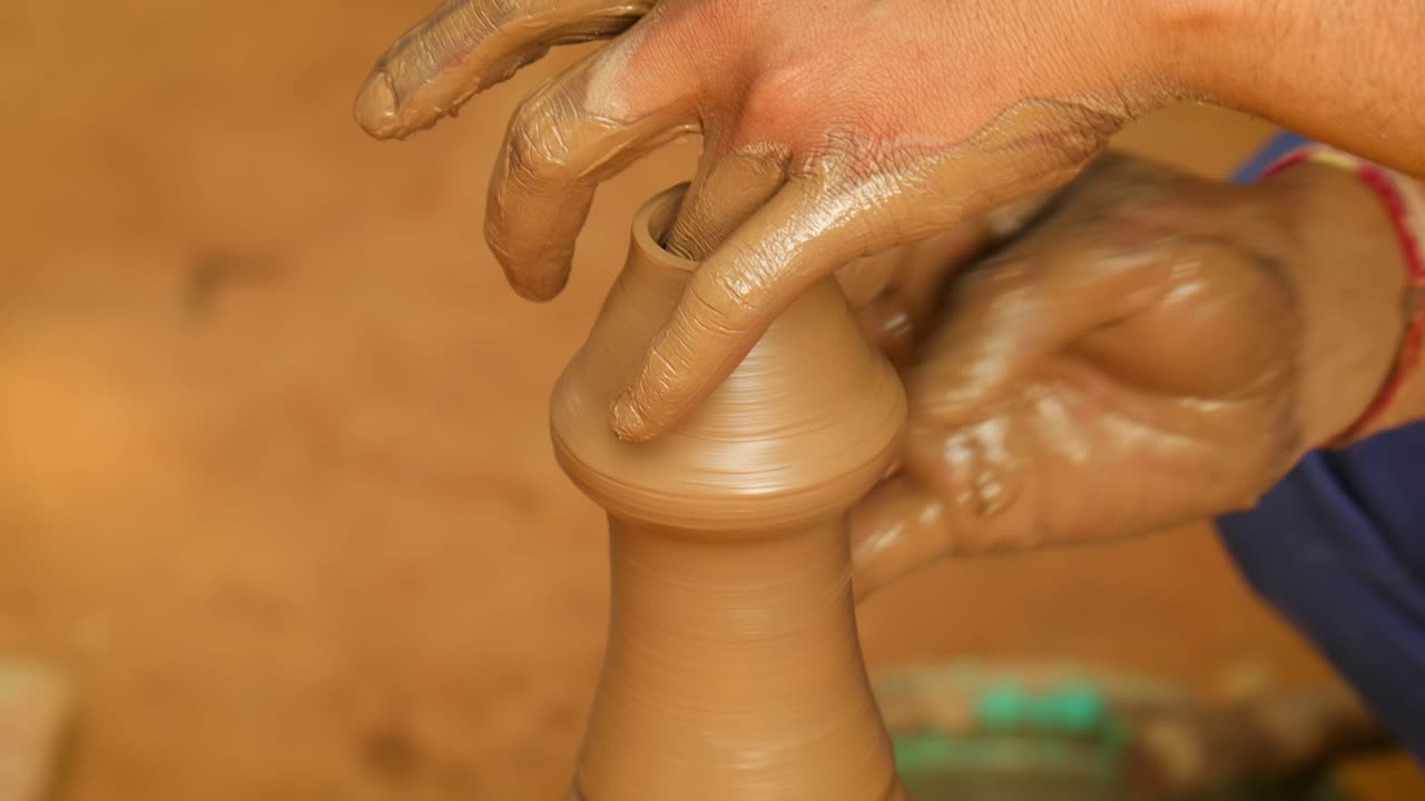 Potter no trabalho faz pratos de cerâmica. Índia, Rajasthan.