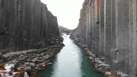 Islandia-Studlagil-Columnas-De-Basalto-Por-Drone