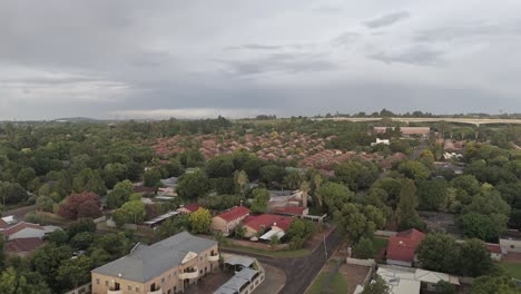 Kreisförmiger-Drohnenflug-über-Wohngebiet-Mit-Einer-Eisenbahnbrücke-In-Centurion,-Südafrika