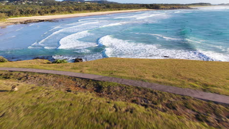 Epische-Drohnenaufnahme-Von-Kängurus-Auf-Einer-Klippe,-Die-Dann-Den-Ozean-Bei-Coffs-Harbour,-Australien,-Enthüllt