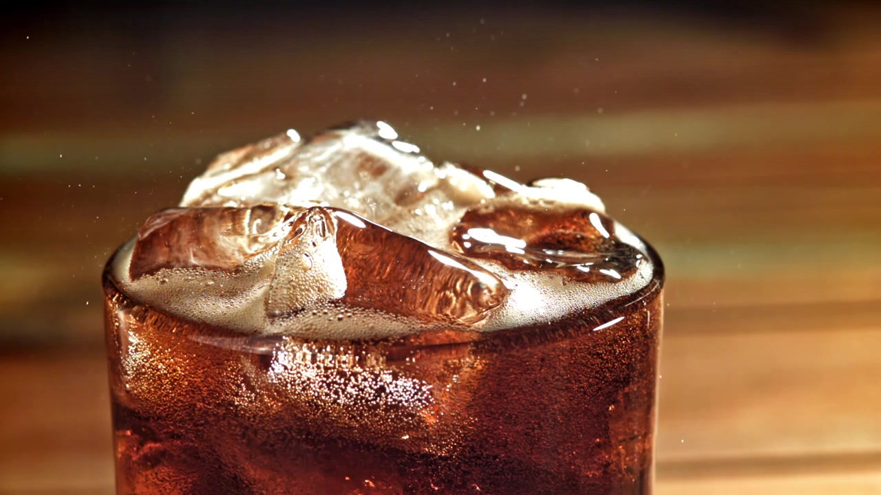Bevanda cola rinfrescante con cubetti di ghiaccio e bollicine