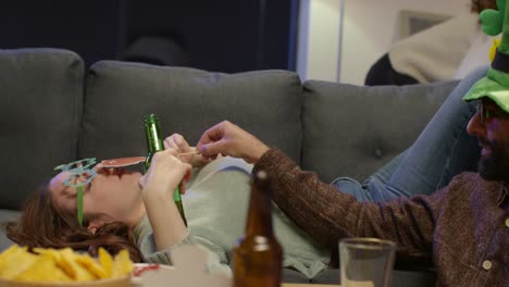 grupo de amigos en casa o en un bar disfrazándose celebrando en la fiesta del día de san patricio bebiendo alcohol y divirtiéndose 1