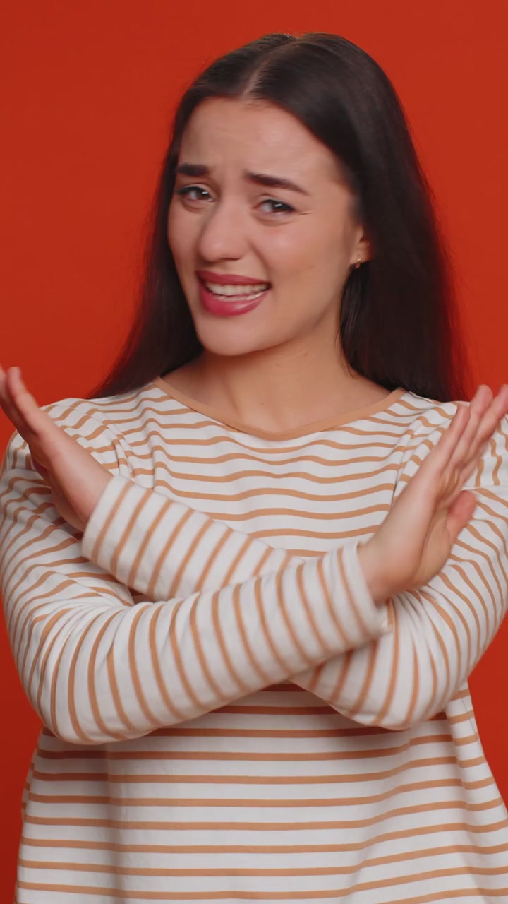 Ragazza irritata e irritata che copre le orecchie, che fa gesti, che non evita i consigli, che ignora il rumore, le voci forti.