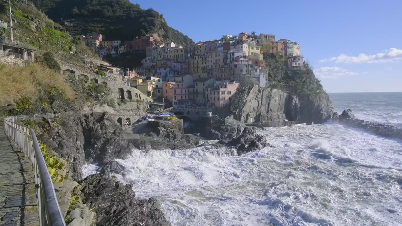 Veduta panoramica di Manarola, Cinque Terre, durante una mareggiata