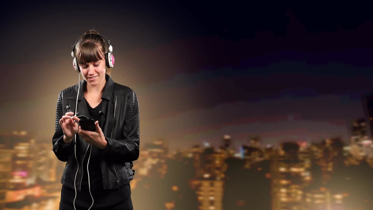 도시 풍경에서 음악을 듣는 헤드폰과 함께 스마트 폰을 사용하는 여성의 애니메이션