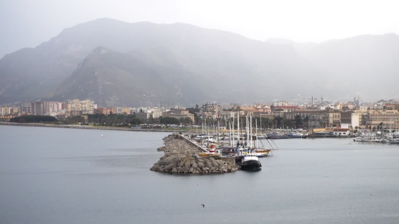 구름 은 날 의 해안 도시 항구 풍경