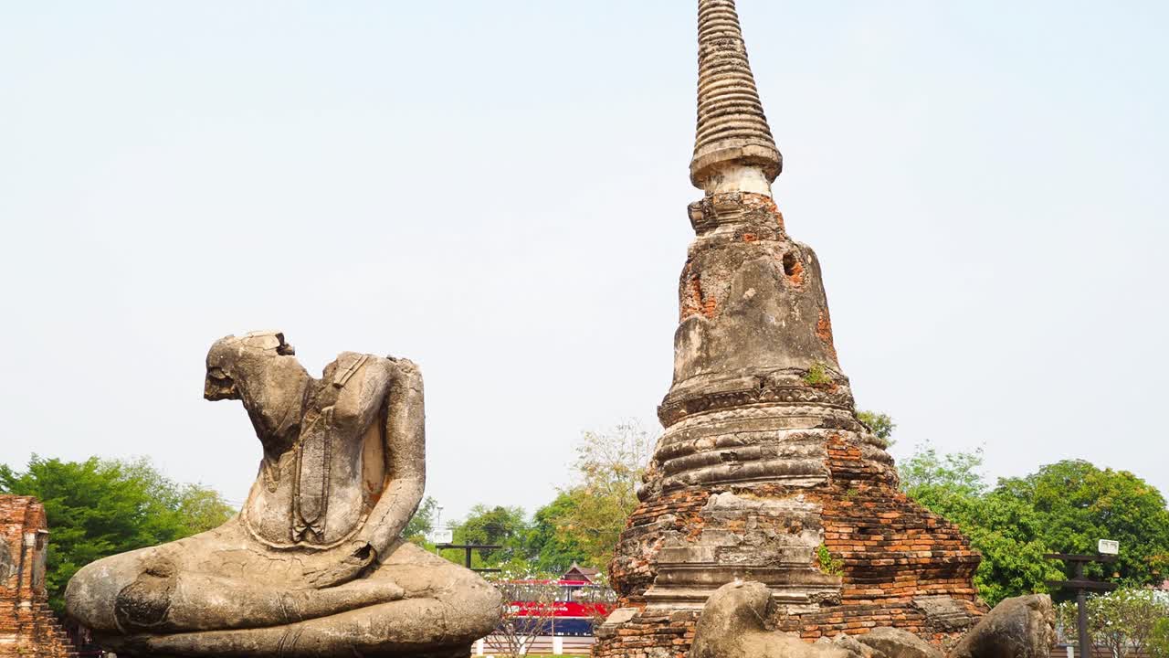estatuas de buda y pagoda en ayutthaya, tailandia