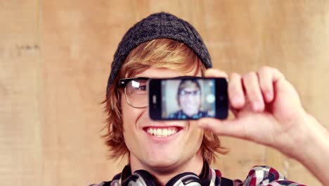 hipster tomando una selfie con el teléfono