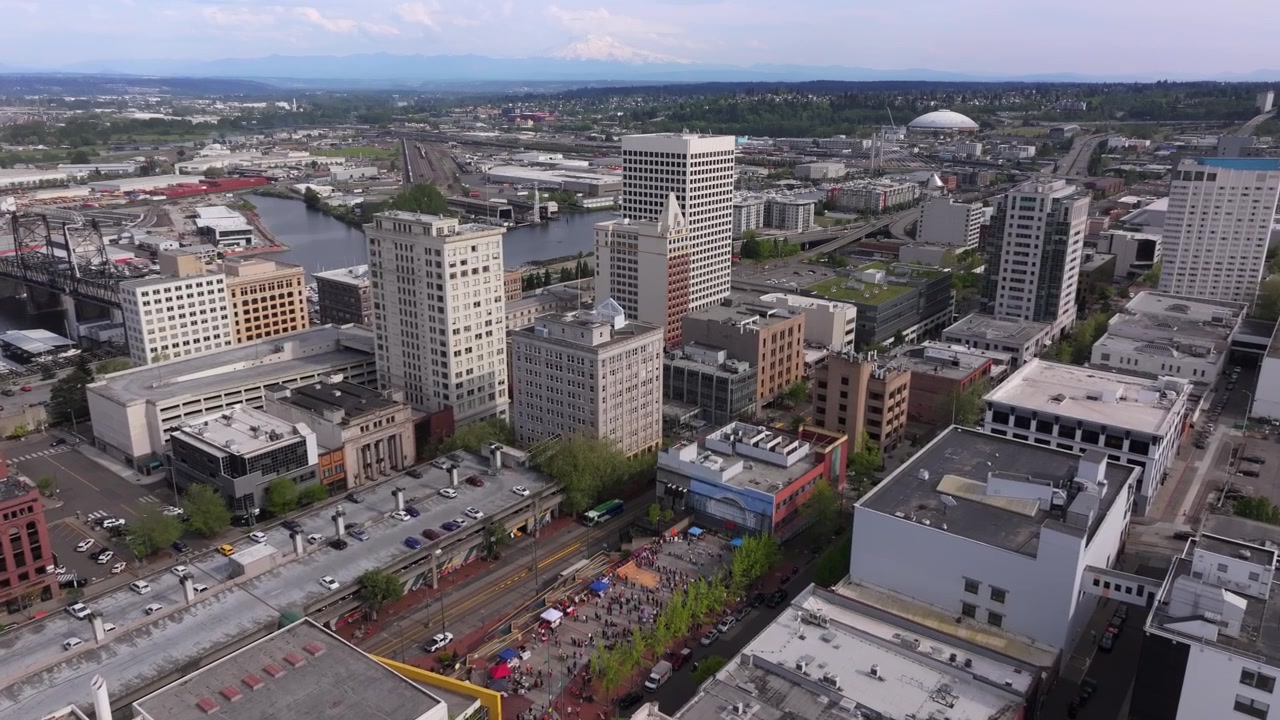 Veduta aerea del centro di Tacoma, con manifestanti del Primo Maggio al Theater On The Square