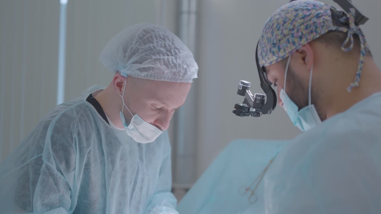 수술 절차를 수행하는 외과 의사