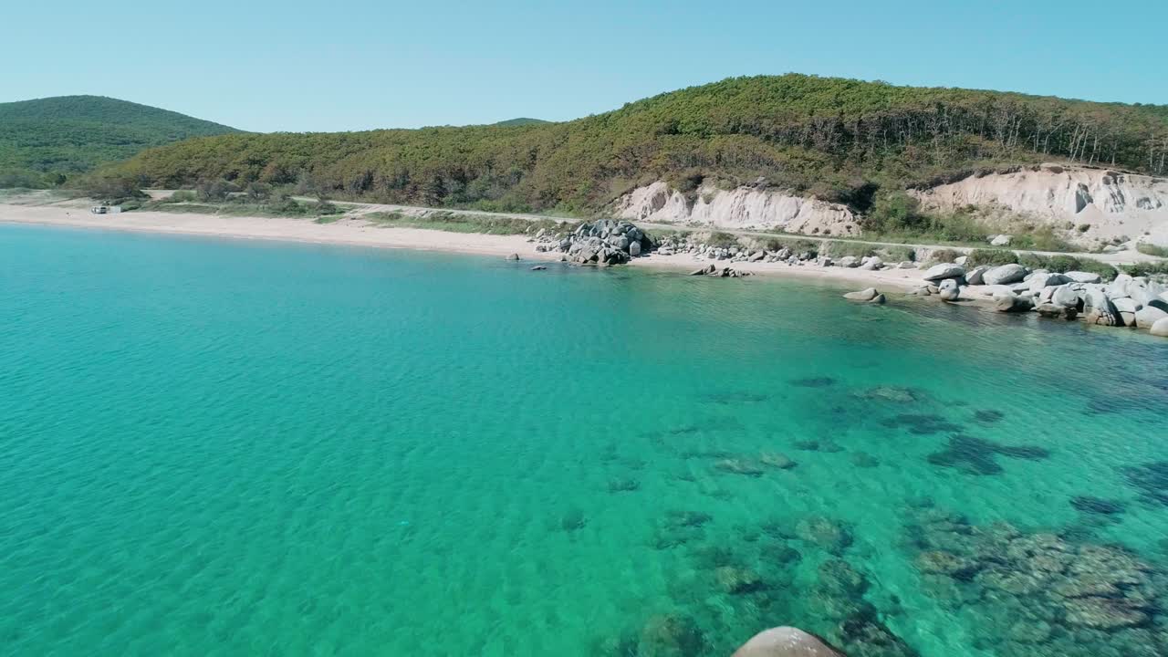 Luftaufnahme eines Strandes, türkisfarbenes Wasser und riesige Felsen im Meer. Wunderschöne Meereslandschaft.
